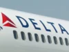 Стюардесса Delta случайно открыла аварийный трап в аэропорту